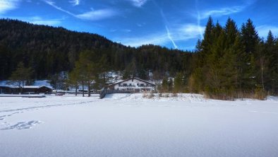 Das Haus Wildsee im Winter vom See aus