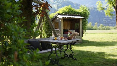 Garten mit Sitz- und Liegemöglichkeiten