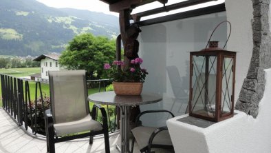 terrasse-mit-glaslaube--blick-in-die-berge