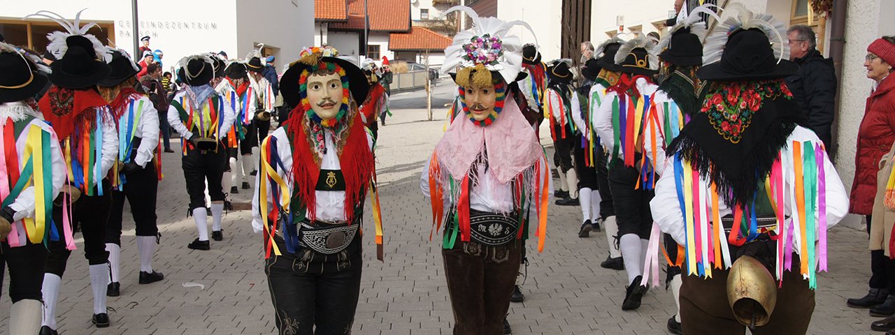 Wooden masks, lederhosen and hats: The Patscher Schellenschlagerinnen continue the tradition until today, © Tanja Reitmair