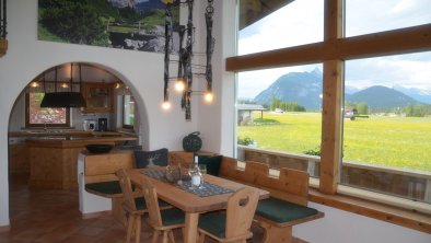 Essbereich-Küche-Aussen, © Panorama Lodge Leutasch