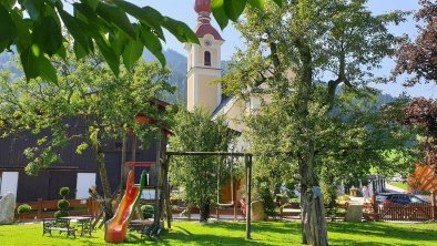 Garten mit Blick zur Kirche