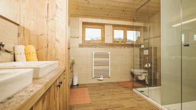 Badezimmer mit Altholz eingerichtet