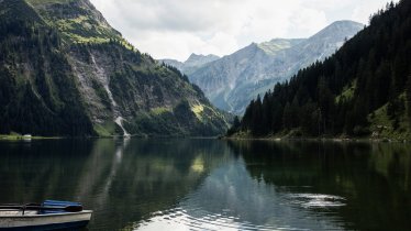 The Vilsalpsee lake in the Tannheimer Tal Valley, © Tirol Werbung/Lisa Hörterer