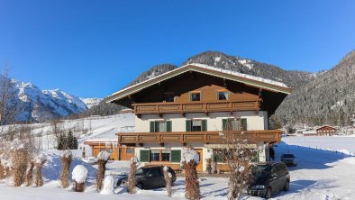 Haus von vorne im Winter