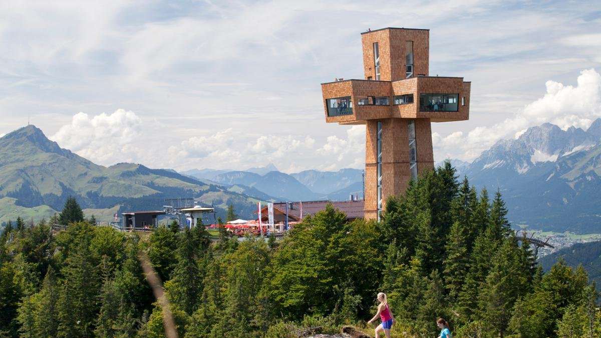 The mighty Jakobskreuz cross on the Buchensteinwand measures 30 metres in height and can be accessed by visitors wishing to admire the spectacular views and enjoy the exhibitions on display inside the wooden building., © Bergbahnen Pillersee