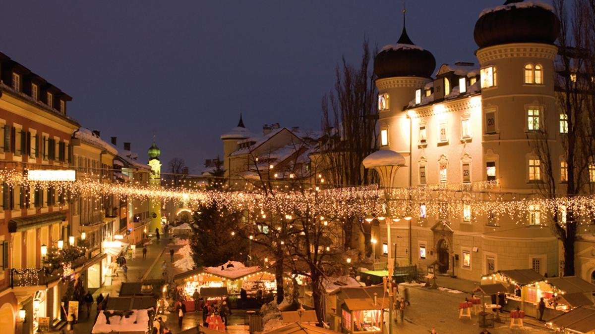 Thousands of Christmas lights sparkle at the Main Square of Lienz, © Tirol Werbung/Laurin Moser