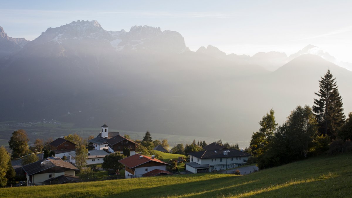 The Straganzhof high above the Drautal Valley offers excellent views of the Dolomites south of Lienz., © Tirol Werbung/Lisa Hörterer