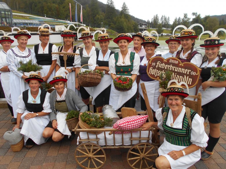 The „Holzschuhdirndl’n“ from Fiederbrunn are the only traditional group of their kind in Tirol.