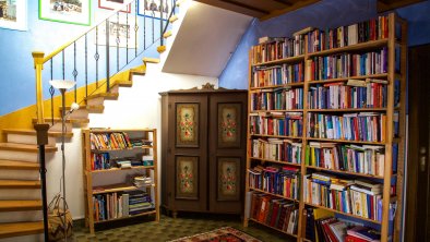 Bücherregal und Stiegenaufgang