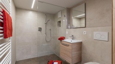 Badezimmer vom neuwertigem Vierbettzimmer