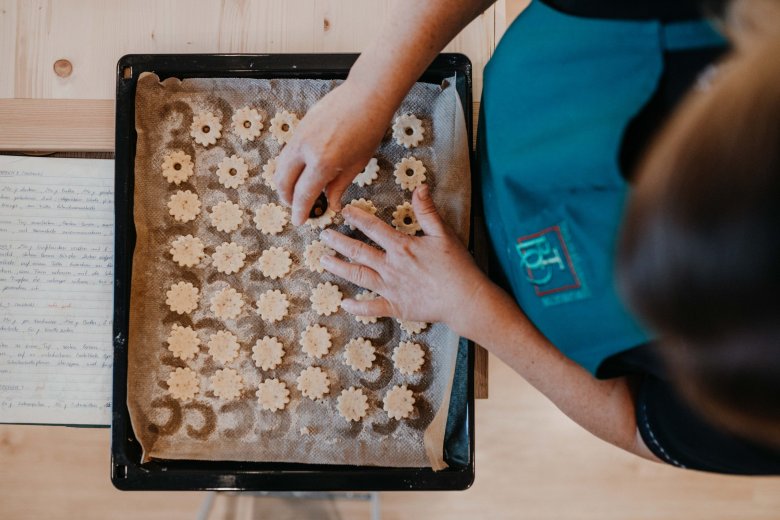 Cut out the bottom half of the cookie using the cookie cutter without a hole in the middle. Then cut out the top half using the cookie cutter with a hole in the middle. Bake these in the oven for 10-15 minutes at 170/175°C (keep an eye on them).