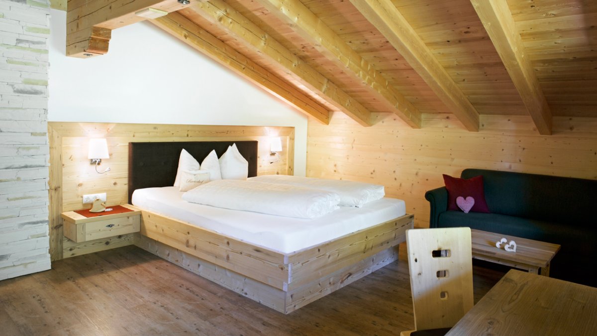 Plenty of fresh pinewood in the bedroom guarantees a good night&rsquo;s sleep., © Tirol Werbung/Lisa Hörterer