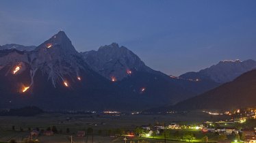 The Basin of Ehrwald offers unrivalled panoramic views of the fires lighting up the peaks and summits of Tirol Zugspitz Arena, © Albin Niederstrasser