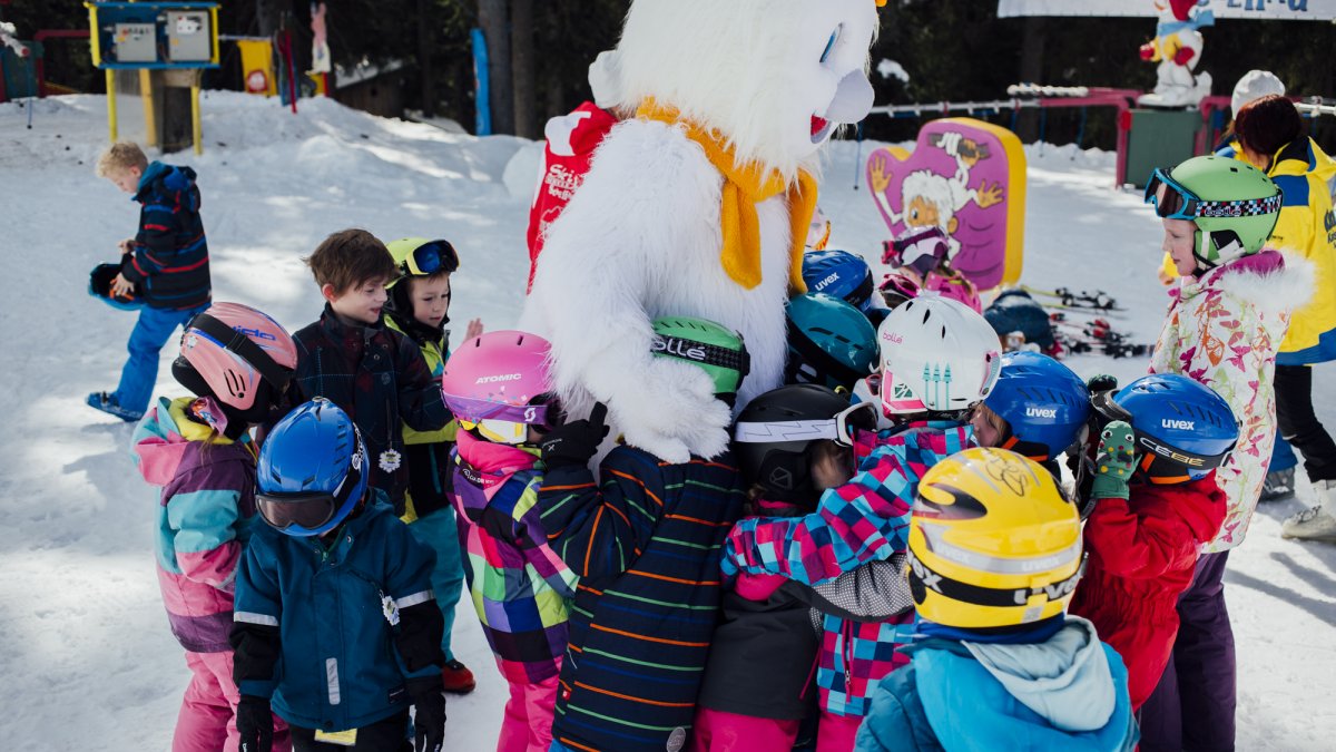 Each ski school has its own cuddly mascot to motivate children and make sure they enjoy their ski lessons., © Tirol Werbung/Fritz Beck