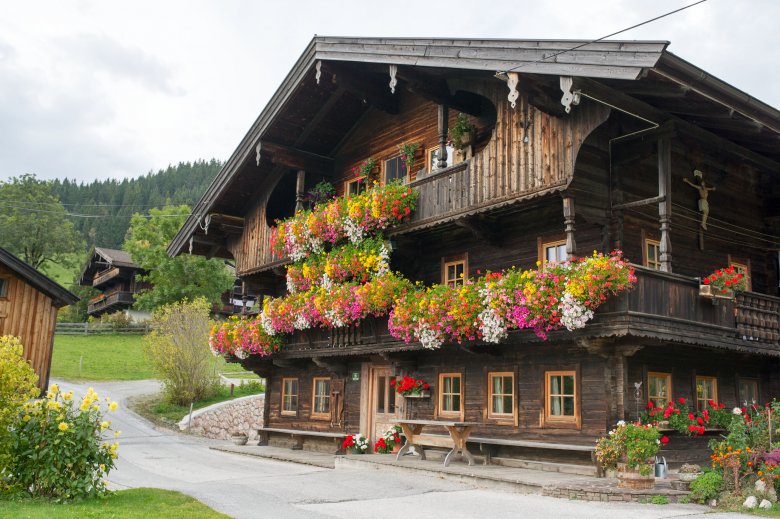 The village of Alpbach is one of many places in Tirol where the houses are decorated with colourful flowers.
, © Tirol Werbung / Ruth Wytinck