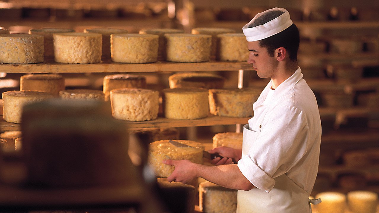 Handmade cheese, © ErlebnisSennerei Zillertal