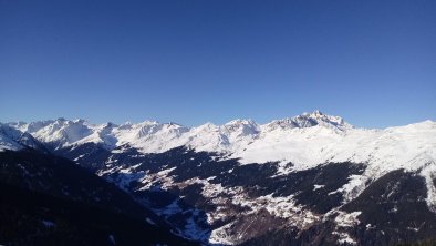 Blick vom Ski-Gebiet-See im Winter ins Tal