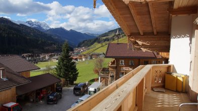 Sicht vom Balkon ins Dorf