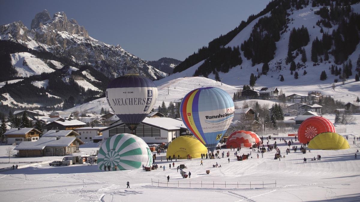 Every year in January the Tannheimer Tal region welcomes hot air balloon enthusiasts from around the world for an international festival. One highlight not to be missed is the evening session when the colourful balloons light up the sky., © Tannheimer Tal