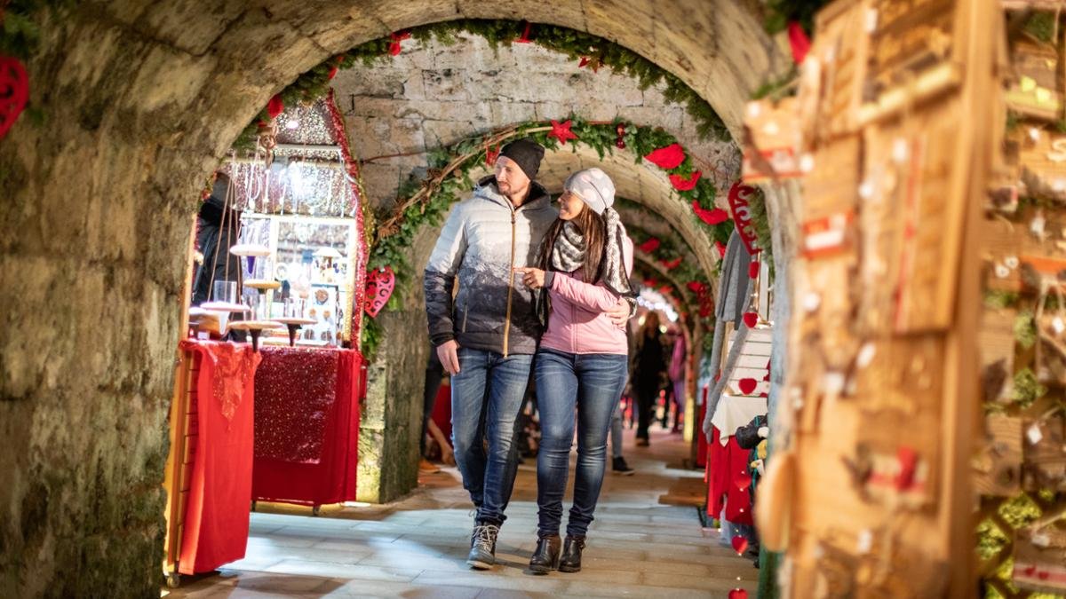 The historic Fortress creates the perfect backdrop for shopping and strolling during Advent season, © Kufsteinerand/Nikolaus Faistauer