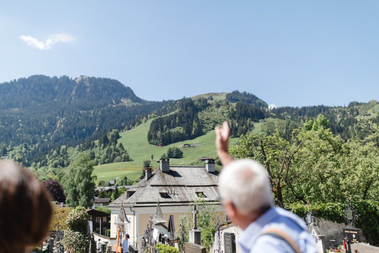 Between the Church of St. Andrew and the Church of Our Lady you will enjoy fine views of the Hahnenkamm mountain. This vista also provided inspiration to Alfons Walde &ndash; the yellow building in the foreground was his atelier., © Maria Kirchner