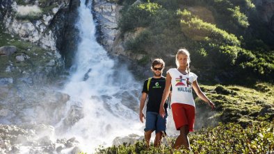 Pärchenwanderung beim Wasserfall