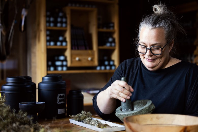 Michaela Th&ouml;ni-Kohler in her herb kitchen, © Tirol Werbung - Marlena König