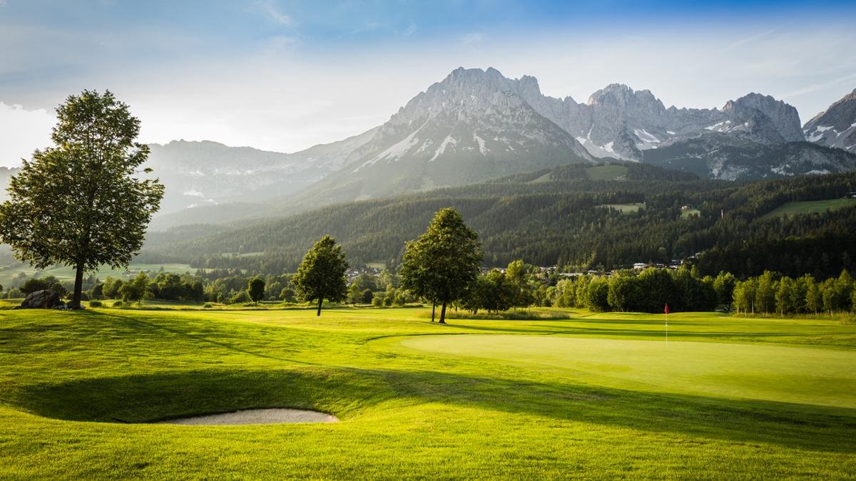There is an exceptionally high density of golf courses in the local region, with the Golfclub Wilder Kaiser offering a total of 27 holes on three courses., © Tirol Werbung / Peter Sandbichler