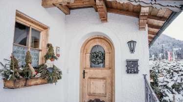 Haus Gantschnigg Aussenansicht Tür Winter