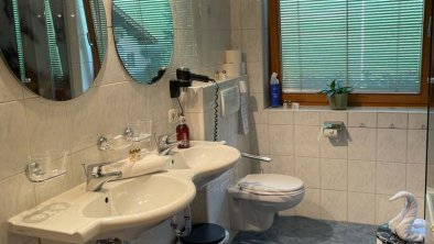 Bad mit Doppelwaschtisch/Dusche/WC