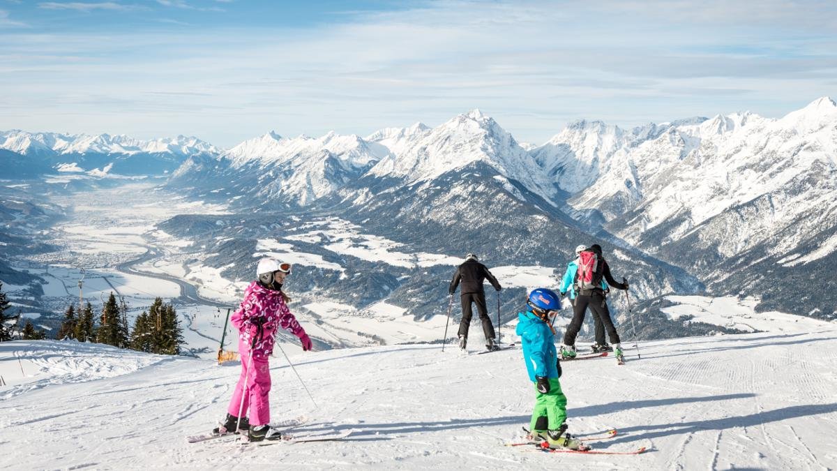 The small ski areas of Kellerjoch, Kolsassberg and Stans are ideal for beginners, families and all those looking for a little peace and quiet on the slopes. The pistes in Kellerjoch extend up to 1,900m altitude, ensuring excellent snow conditions and fine views., © Silberregion Karwendel