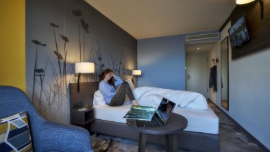 Doppelzimmer Hwest Hotel Hall mit Person