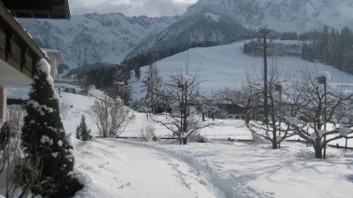 Mit den Skiern auf die Skipiste