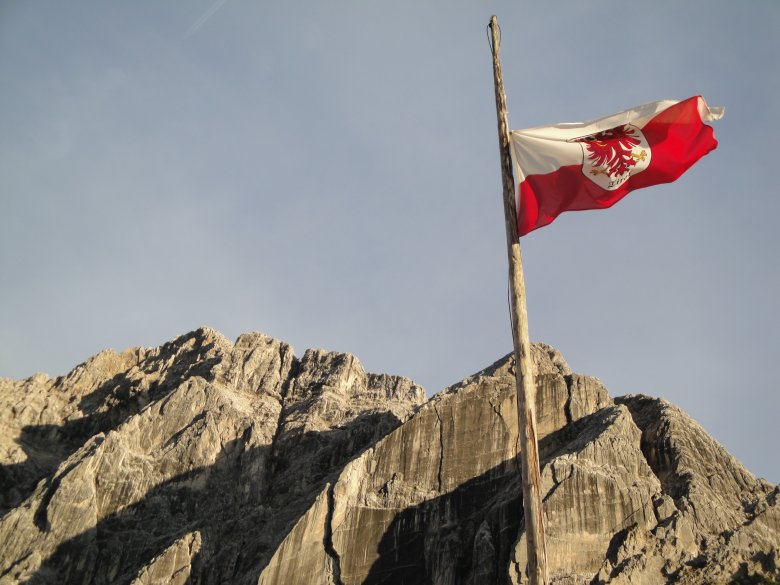 The flag of Tirol flies above stage 11 of the Eagle Walk leading from the Karwendelhaus to the Hallerangerhaus.
, © Tirol Werbung / Holger Gassler