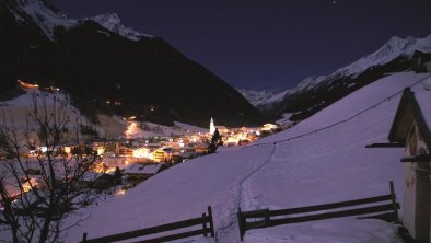Neustift Dorf mit 11er Rodelbahn bei Nacht
