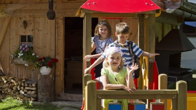 https://images.seekda.net/AT_UAB7-03-14-03/Kinder_am_Spielplatz.jpg