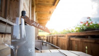 Balkon mit Weinflasche Glas, © Schwarzenbergerhof