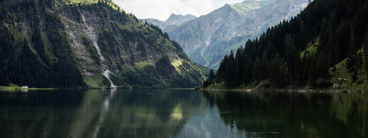 The Vilsalpsee lake in the Tannheimer Tal Valley, © Tirol Werbung/Lisa Hörterer