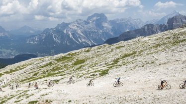 1,000 mountain bikers traverse 520 kilometers and 16,000 vertical meters on their trip across the Alps, © Markus Gerber