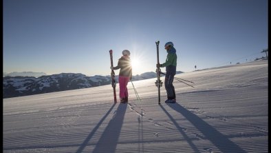 First Line Skiing Skipaar auf Piste Winter Ski Juw, © Alpbachtal Tourismus