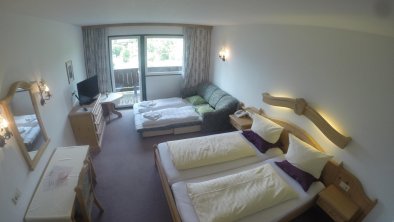 Zimmer mit Schlafcouch für Zusatzpersonen, © Gruberhof Igls