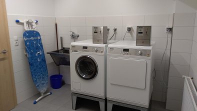 Waschraum mit Münzwaschmaschine und Trockner