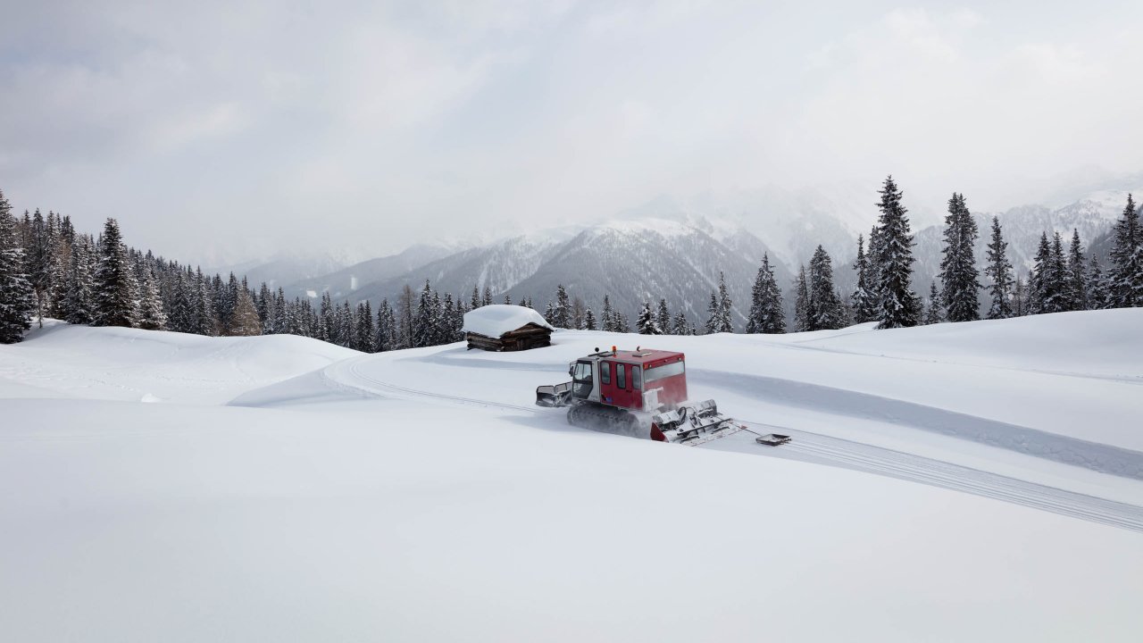 Heinz Bodner preparing the winter hiking paths and cross-country skiing trails, © Tirol Werbung/Lisa Hörterer