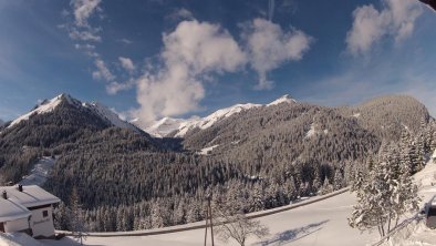 Blick vom Zimmer auf die verschneiten Bergspitzen, © Alpenperle