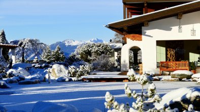 Bank am Badeteich in der winterlichen Morgensonne