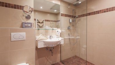 Badezimmer Grubigstein mit barrierefreier Dusche