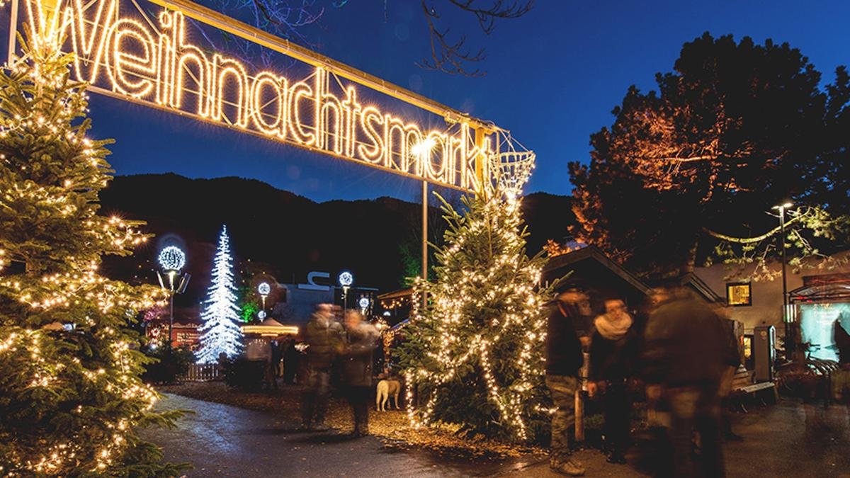 An atmospheric night on the Christmas Market at Kufstein Town Park, © VANMEY Photography