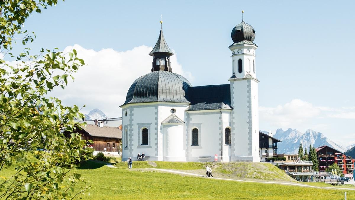 The Seekirchl chapel is a very popular motif found in countless photos and films about Seefeld. It was designed by court builder Christoph Gumpp in the second half of the 17th century in a baroque style with eight sides., © Olympiaregion Seefeld