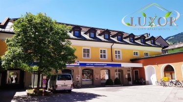 Haus & Parkplatz, © Luxor Apartments Lienz